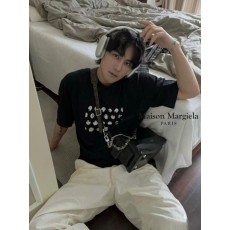 메* 마르지엘라 펀칭 패턴 로고 티셔츠