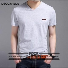 디**** red 패치 v넥 티셔츠