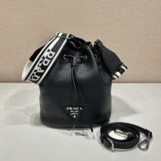 프** 다이노 레더 실버장식 버킷백