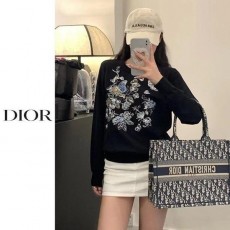 디* 나비 자수니트