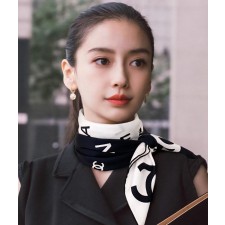 샤* 배색 로고 사각 스카프