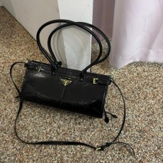 프** 미디엄 가죽 핸드백