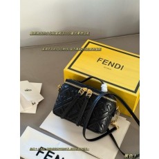 펜* FF로고 베니티백 탑핸들 (블랙) 8BS108