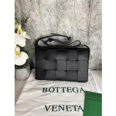 보** 카세트 레더숄더백